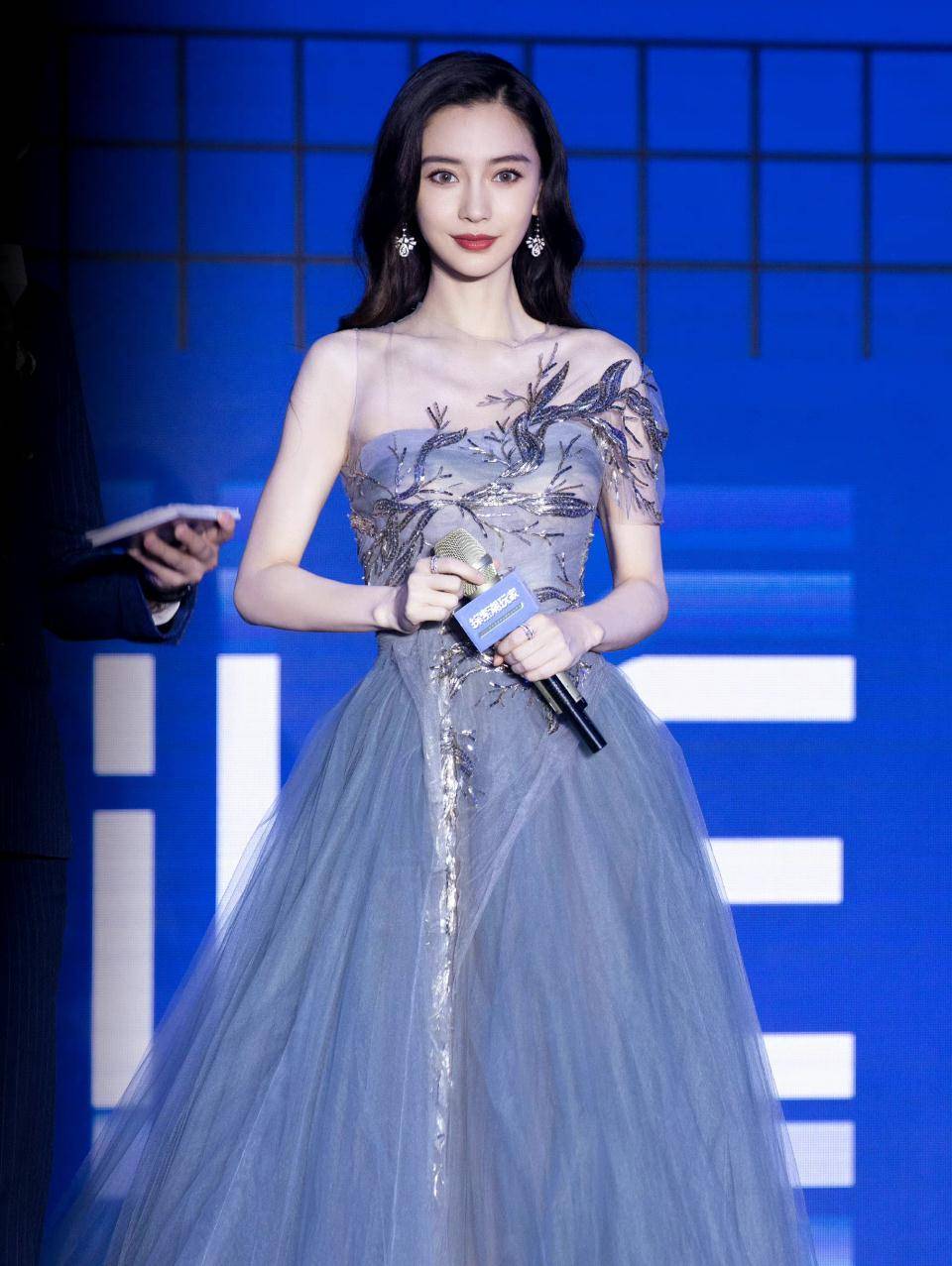 市场价 32岁杨颖美出新境界！穿万元薄纱礼服秀细腰，肌肤似雪仙气十足