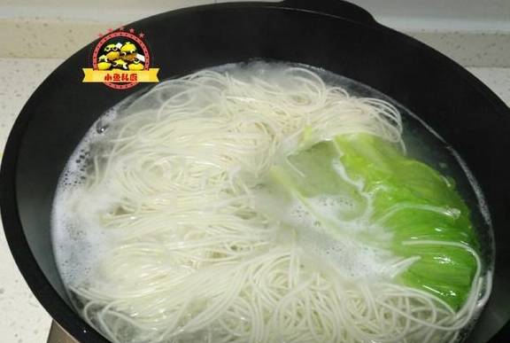 做法|天冷了，这早餐多做给孩子吃，酸爽开胃又营养，一碗下肚，超满足