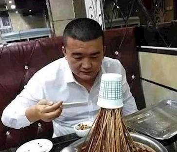 脚动 搞笑GIF:大哥对海参这么痴迷吗?都已经流鼻血了,还是要吃!