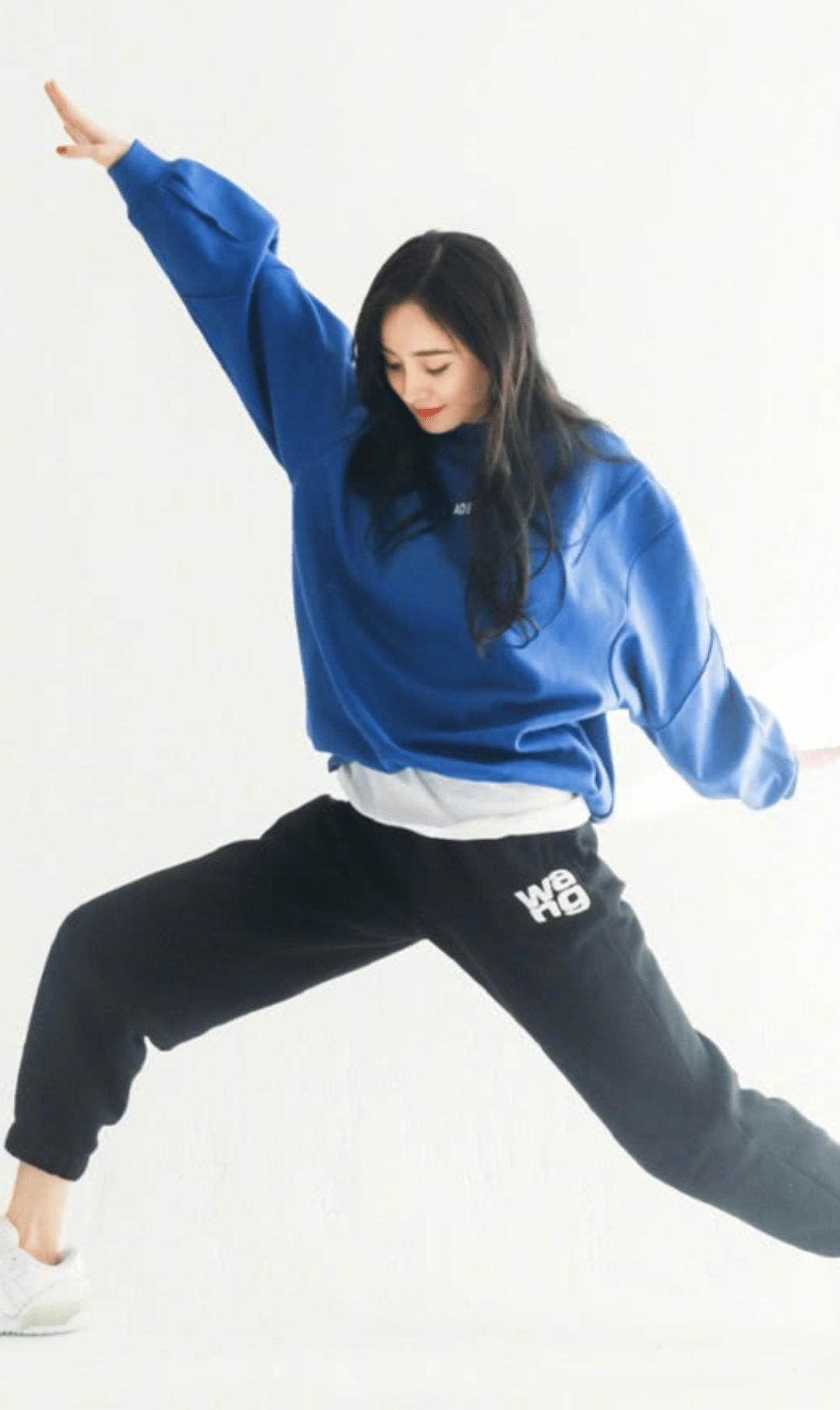 墨汁 杨幂罕见现身不秀腿,拿“墨汁裤”搭小白鞋 后,一度甜到爆表