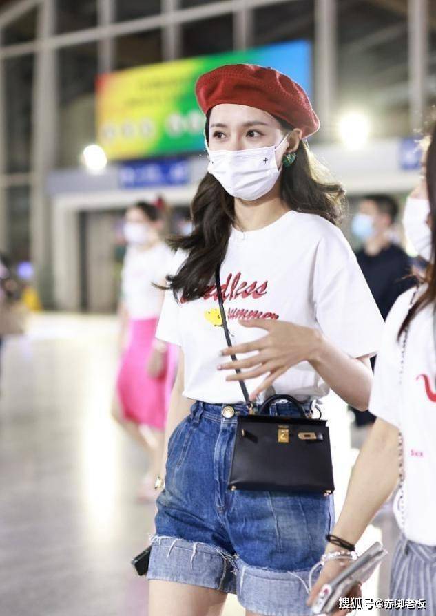 显得 未婚的沈梦辰少女感满满,短裤虽然显得胯有点宽,但曲线感更强了