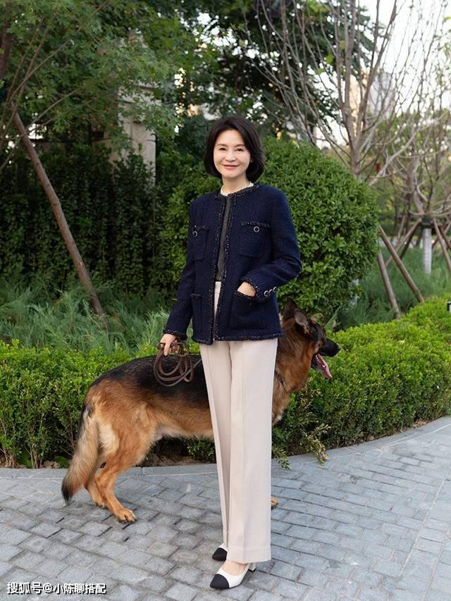 经典 这位中年妈妈真会穿，“4件外套”惊艳所有人！详细穿搭干货附上