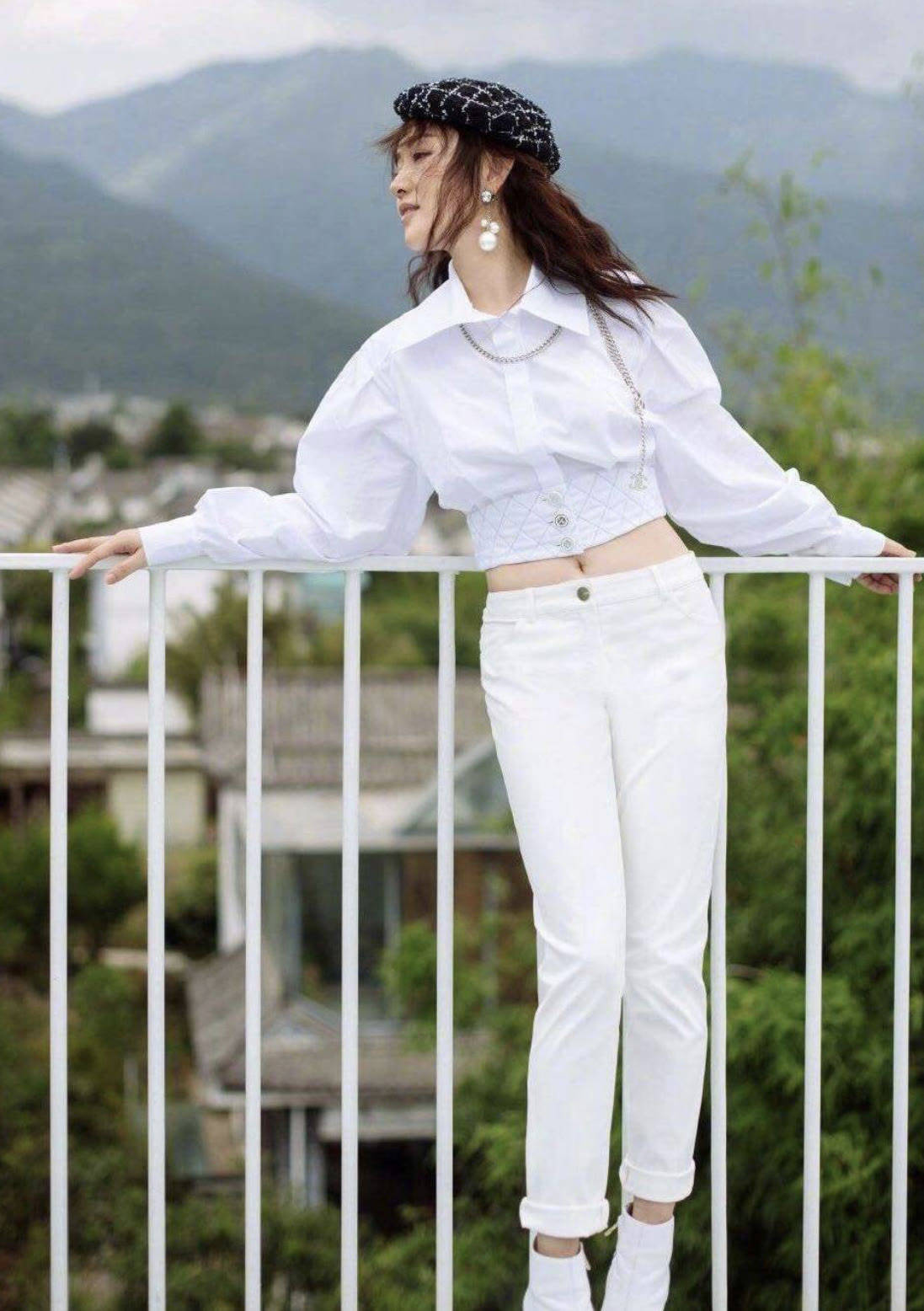 配饰 杨钰莹把自己当小姑娘，穿白衬衫下摆还镂空，玩下衣失踪真时髦