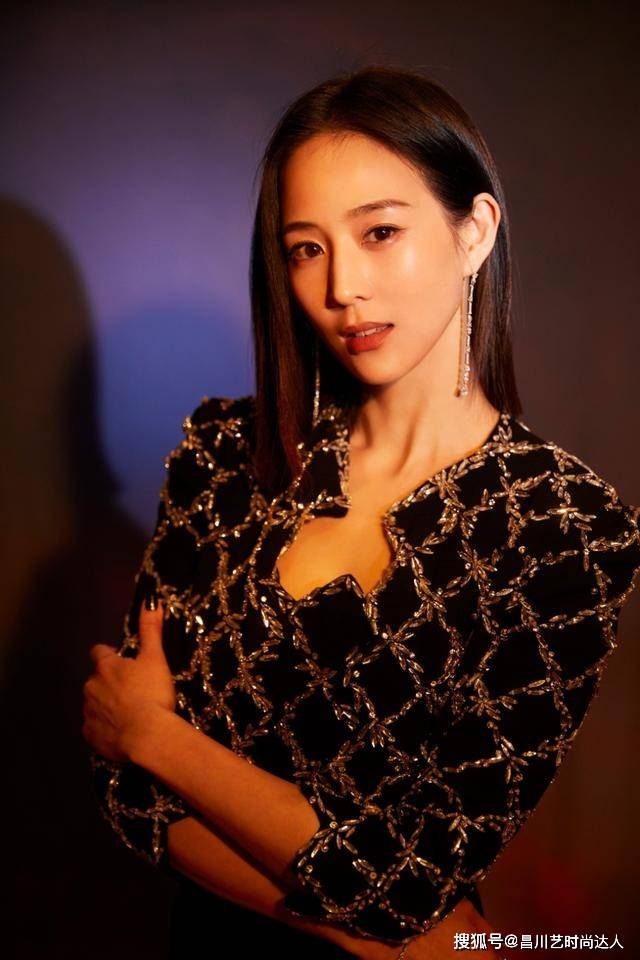 耳坠 张钧甯真让人难懂，走红毯不穿礼服，却穿夹克配小黑裤，仍惊艳了