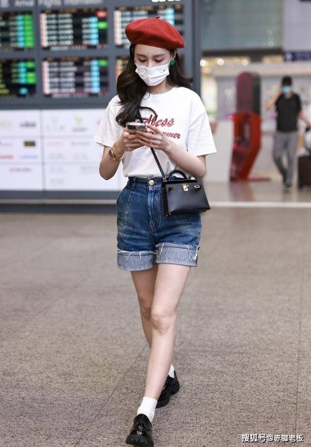 显得 未婚的沈梦辰少女感满满,短裤虽然显得胯有点宽,但曲线感更强了