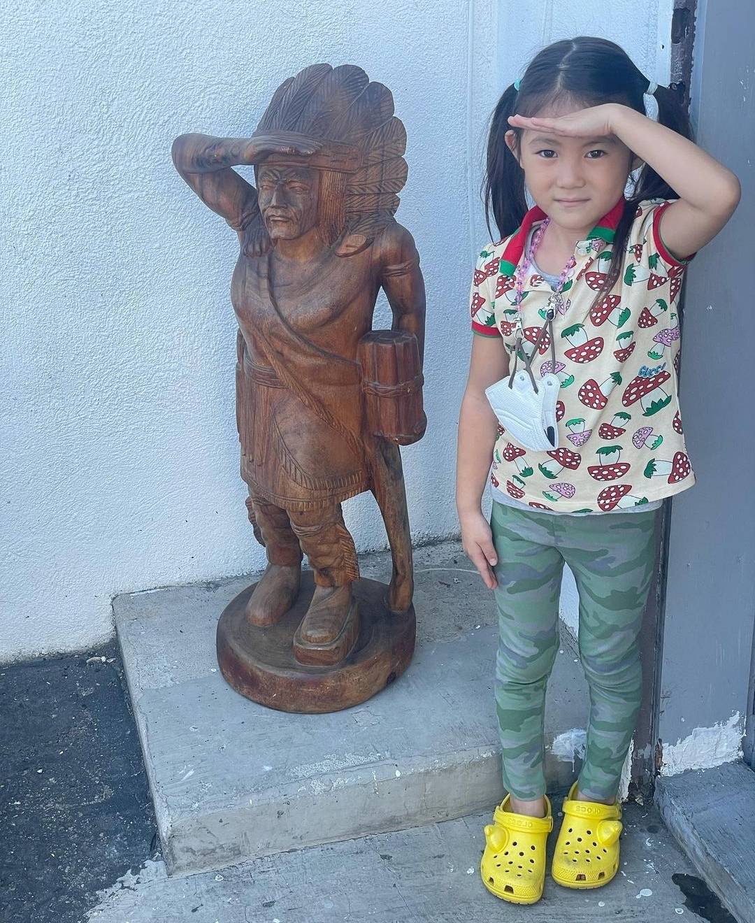pose陈冠希晒女儿学雕塑摆pose，扎着羊角辫像小学生，周杰伦悄悄点赞