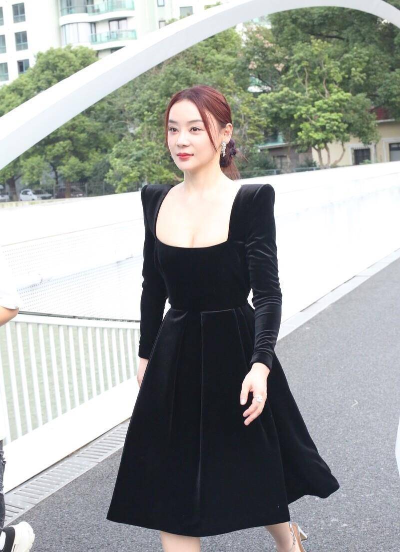 黑色 袁姗姗也爱复古风,方领丝绒裙精致典雅,奈何脸颊凹陷没了少女范