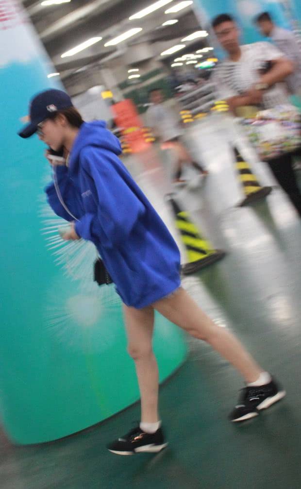 卫衣 杨紫终于自信一回，浑身穿件卫衣就出门，秀出的腿让女生看了崩溃
