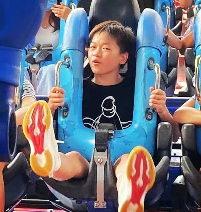 全红婵睁眼玩过山车 何教练 这些项目她都不怕 更多的是享受 游乐园 全网搜