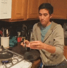 搞笑GIF趣圖:哥們，走路玩手機，不看路的後果很嚴重！ 搞笑整蠱 第5张