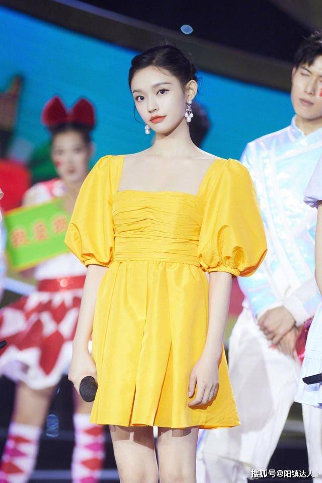 短裙 林允再次美上央视，穿黄裙子出镜扮“在逃公主”，皮肤白到发光