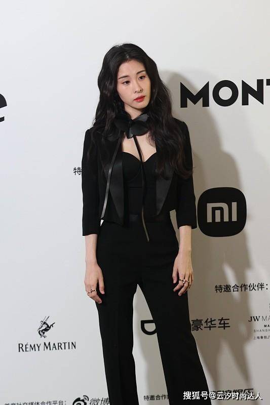 黑色 当妈后张碧晨衣品“开挂”，一身黑色look挺惊艳，却瘦得让人心疼