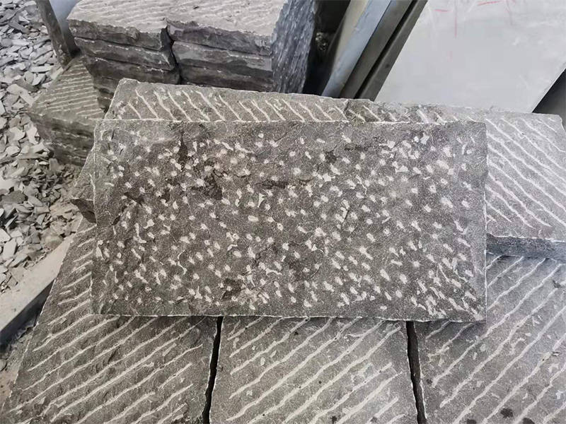 青石石材菠萝面加工和手工錾道青石板的价格差别