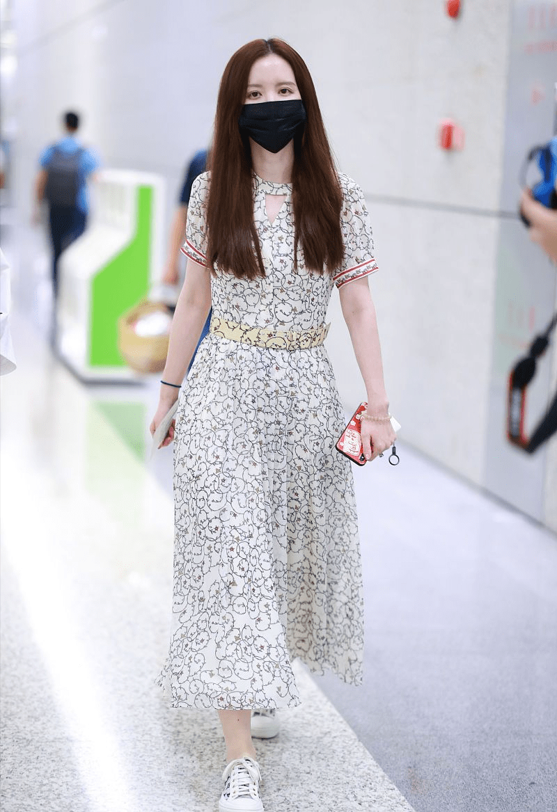 整体 张萌真没有“老板娘”的架子，碎花裙穿得清新甜美，好似小姑娘