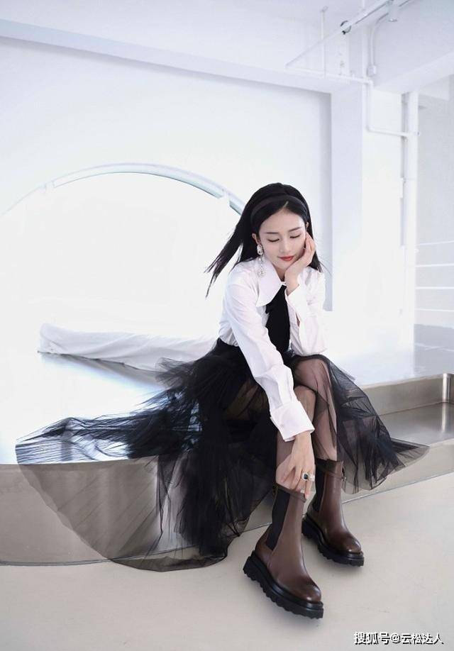 魅力 白鹿真是“妥妥爆红”，长相甜美惹人爱，穿一条印花裙，更是优雅