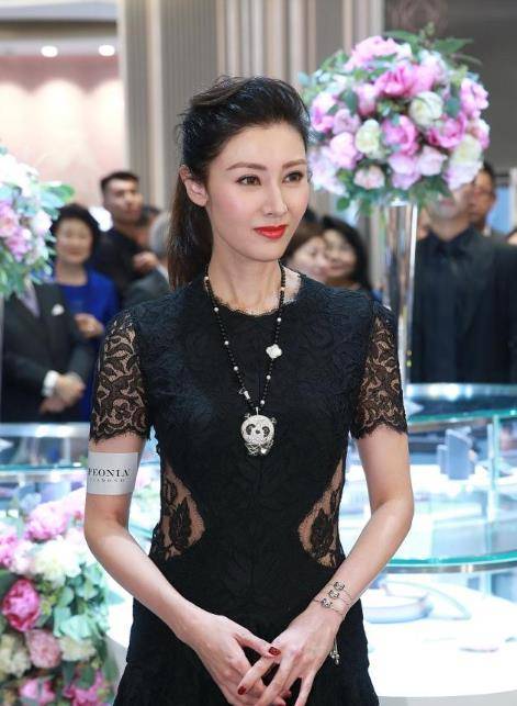 黑色 李嘉欣穿黑色蕾丝裙现身，51岁依然皮肤紧致，举手投足都有豪门范