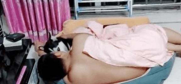 酒味半夜醒来发现老公消失了，走出房门看到眼前场景，女主人哭笑不得