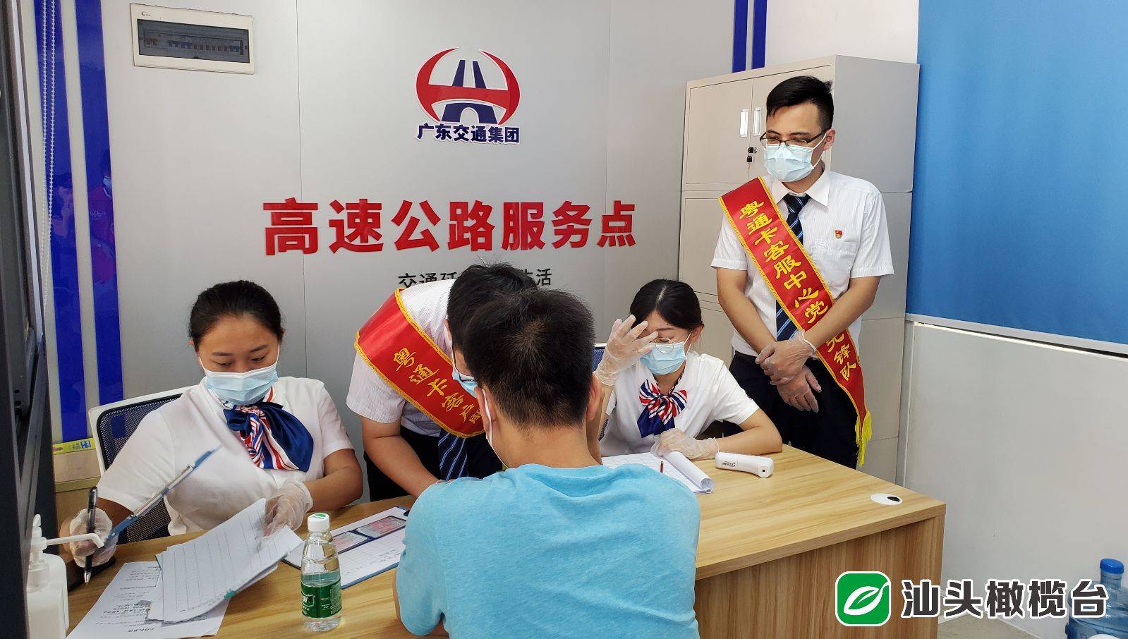 免费口罩,药品,水果……潮阳西收费站附近设便民服务点 游客纷纷点赞!