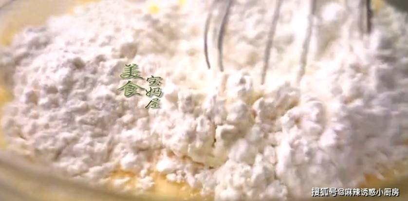 营养素|3个鸡蛋150克牛奶,这样简单做的早餐,软糯香甜,一大盘都不够吃