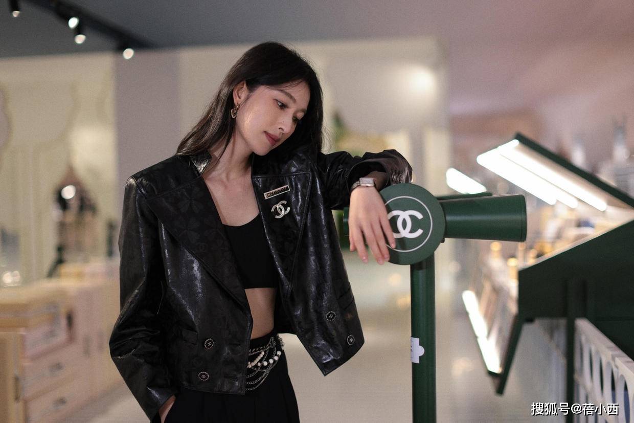 黑色 张俪太“放得开”了，穿西装配露胃装，还在肚脐上镶钻，气质绝了