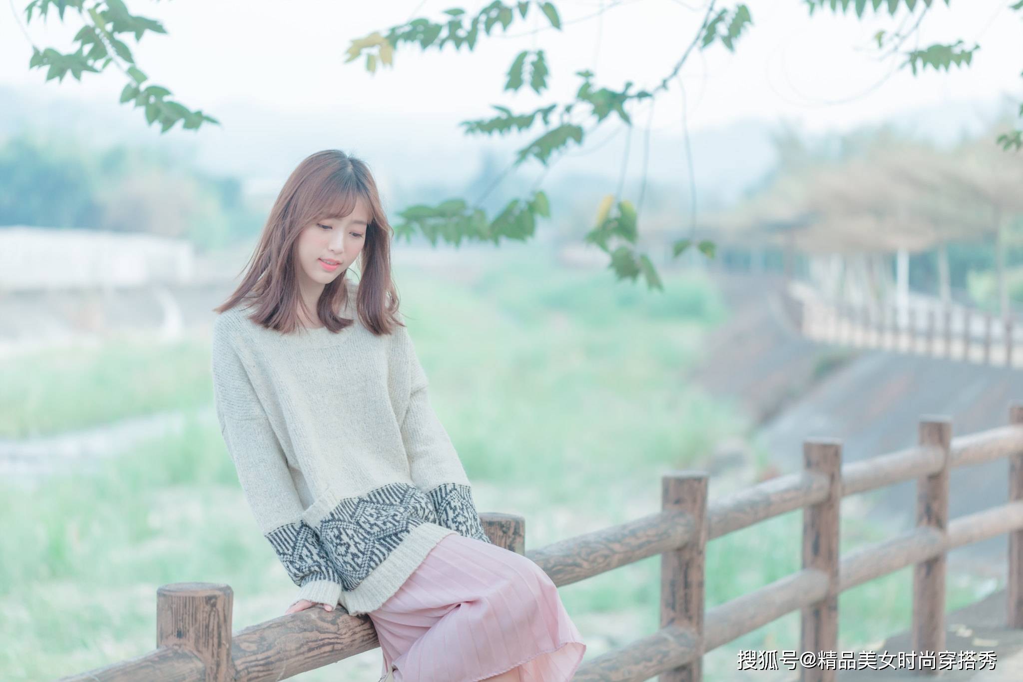 什么 十一出游这样穿也很美,针织毛衣搭配粉色半身裙,甜美又减龄