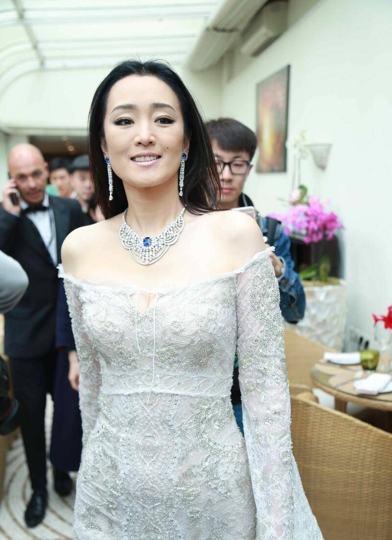 白裙 李冰冰和巩俐都挺高级的,穿上了白色的裙子之后,看着好优雅