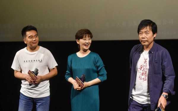 身材 徐帆虽是奶奶的年纪，穿绿色连衣裙配小白鞋，气质完胜孙女辈