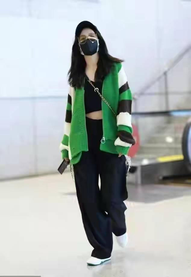 佟丽娅 佟丽娅离婚后大胆许多！穿露脐装秀性感身材，戴茶色眼镜变身辣姐