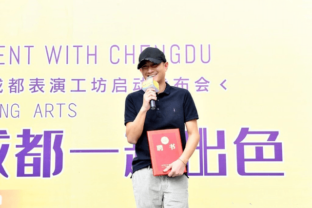 根底 文章：携两女儿现身机场，牛仔衬衫内搭T恤，手上LV旅行包够抢眼