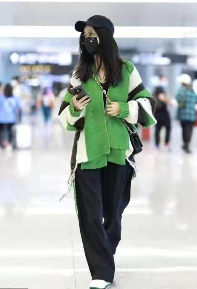 佟丽娅 佟丽娅离婚后大胆许多！穿露脐装秀性感身材，戴茶色眼镜变身辣姐