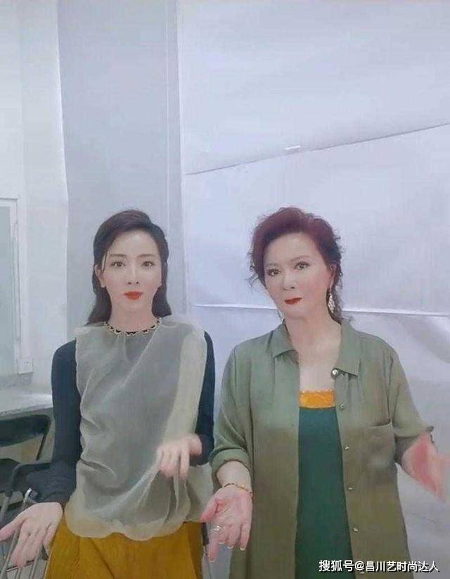 身形 蔡明越老越漂亮,穿绿色衬衫配连衣裙好洋气,不输同框李思思