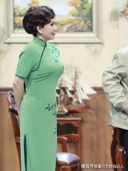身形 蔡明越老越漂亮,穿绿色衬衫配连衣裙好洋气,不输同框李思思
