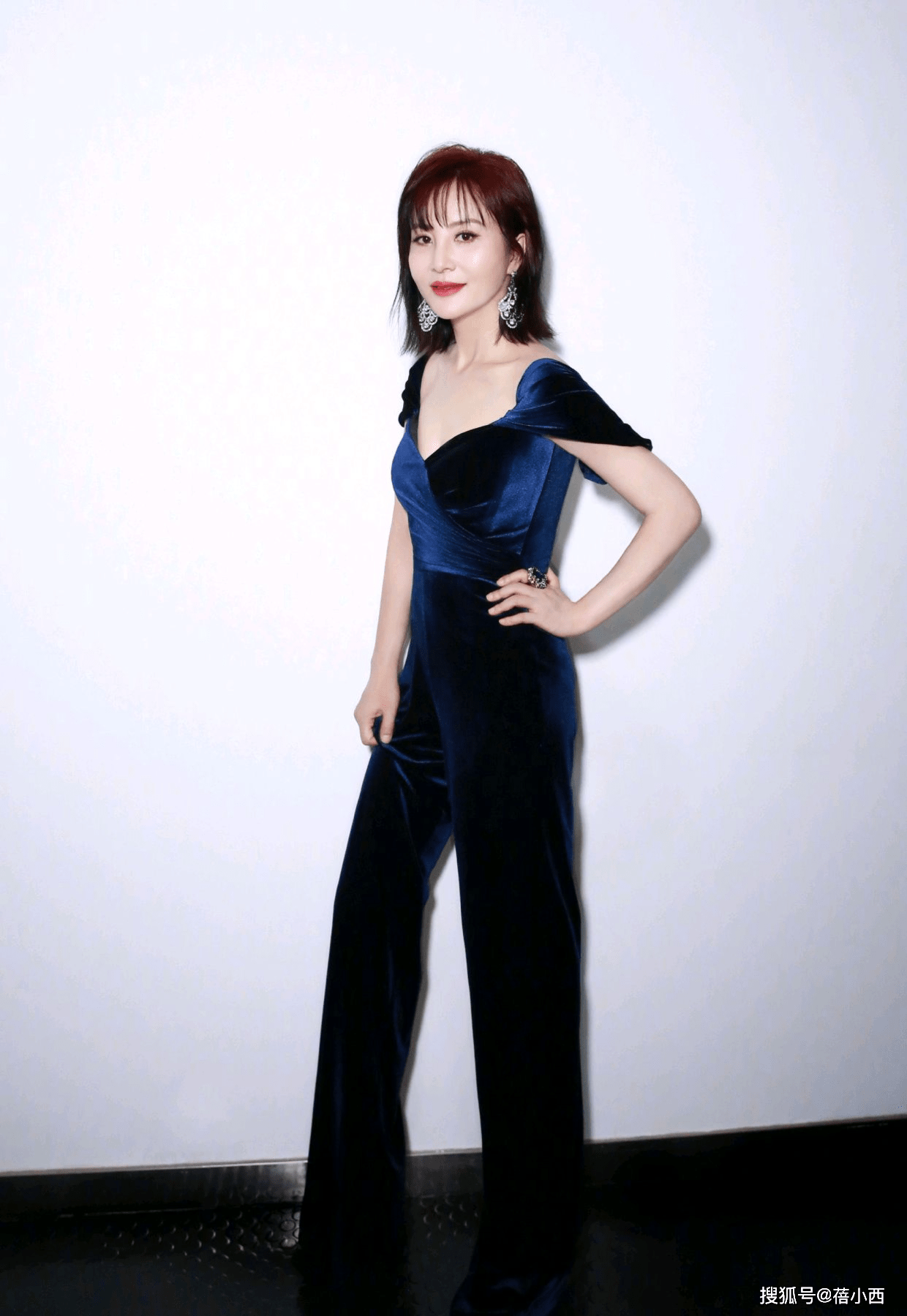 黑色 陶红真不在意年龄,穿粉色上衣搭喇叭裤,三七比例身材太优越了
