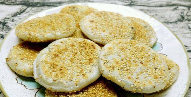 加入适量|还在吃煎饼果子？教你在家做这饼，营养又健康，做法超简单！