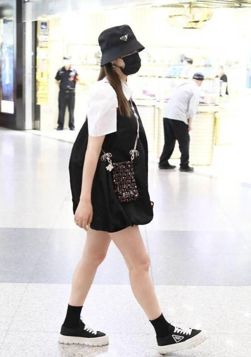 感觉 麦迪娜叠穿吊带裙走机场，一点也看不出怀孕，不仅遮肚还减龄