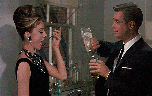 蒂凡尼早餐上映60年：“假名媛”想靠富豪跨越阶层，却还是选择爱情…