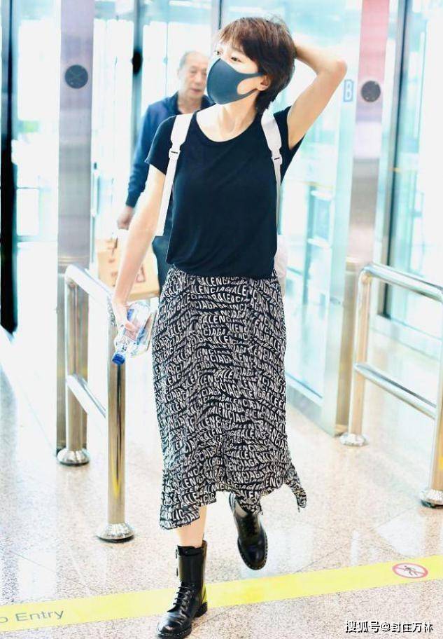 漂亮 焦俊艳越看越“漂亮”，穿小香风外套又飒又美，气质太高级