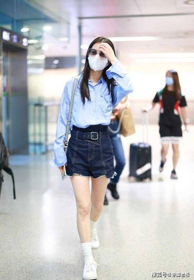 显得 黄圣依真的好会穿，蓝衬衫配高腰短裤，造型时髦又“不雷同”
