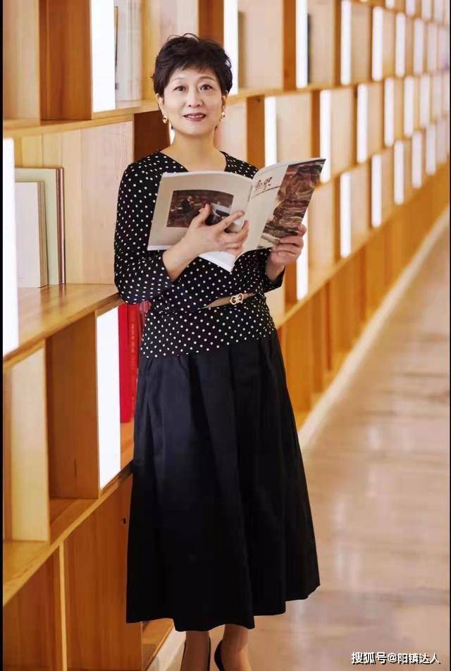 缺点 60岁的“粗腰”女人,半身裙这样穿显瘦又高级,身材真不是关键