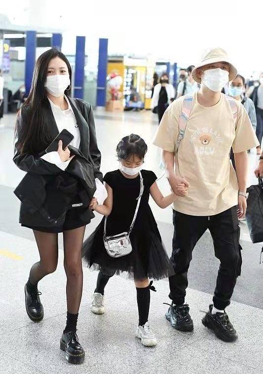 黑色 包文婧一家走机场,穿短裙配黑丝袜真时髦,包贝尔看着倒像跟班