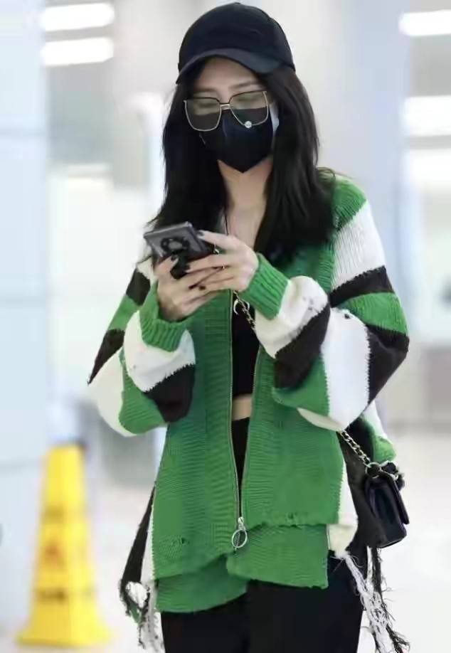 佟丽娅 佟丽娅离婚后大胆许多！穿露脐装秀性感身材，戴茶色眼镜变身辣姐