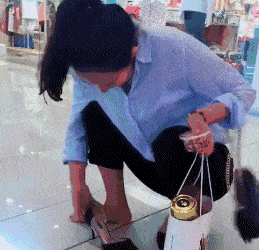 搞笑GIF:姑娘你這鬧哪樣，自己差點給自己鎖喉了 搞笑整蠱 第2张