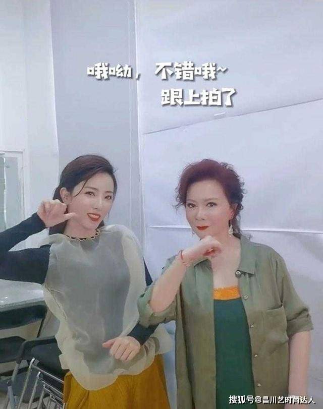 身形 蔡明越老越漂亮,穿绿色衬衫配连衣裙好洋气,不输同框李思思