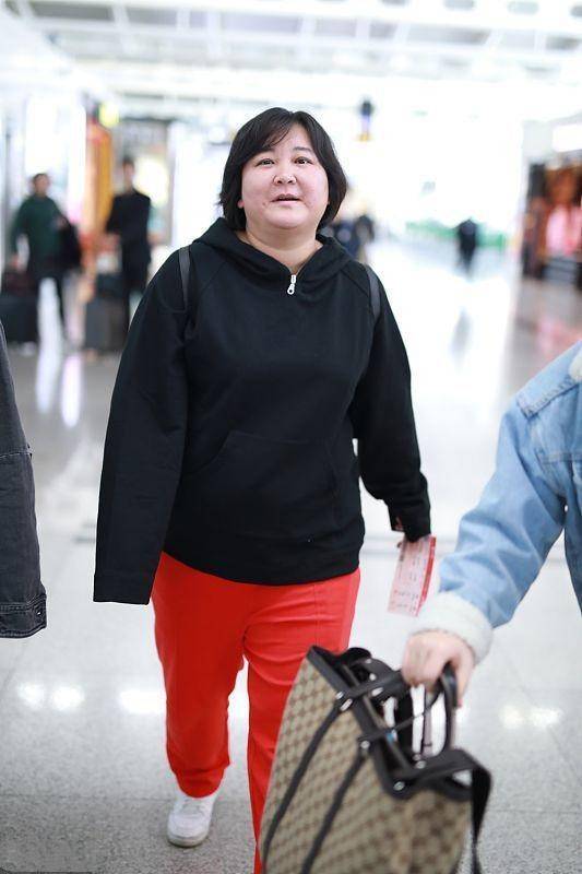 黑色 贾玲的身材控制住了，穿黑色卫衣走机场显瘦了一圈，酒窝也明显了