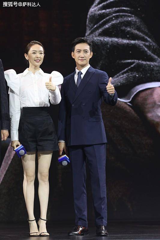 整体 童谣气场真强大，基础款白衬衫搭配黑裤子，真像“霸道女总裁”