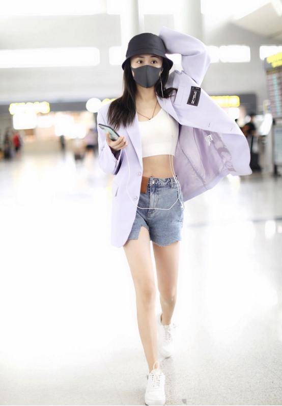 身材 刘芸打扮图舒服，一件大白T恤罩身上有清爽感，大夏天穿着解暑气