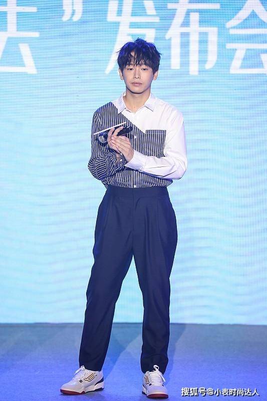 体态 彭昱畅瘦身堪比“整容”,虽生图有点“油”,但穿衬衫太有少年感