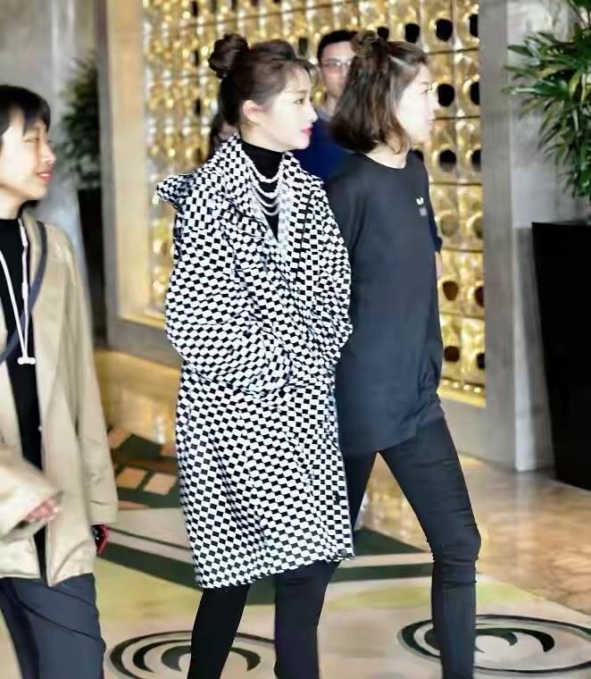 设计 关晓彤拍魔法大片，穿黑白格纹裙秀腰臀比，1米73身材比例太优越