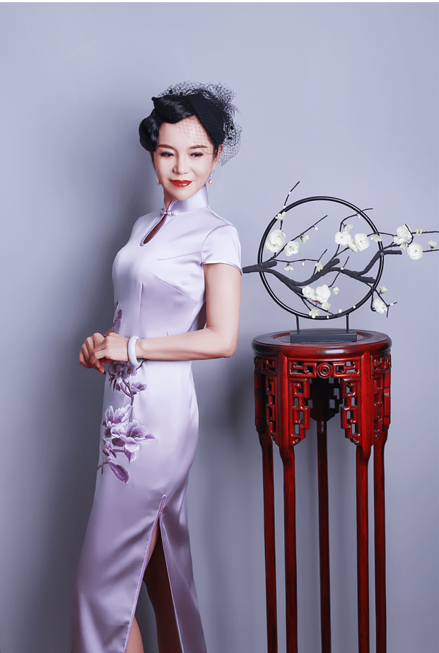 王牡丹 国庆节，一袭国风旗袍，时尚又典雅！