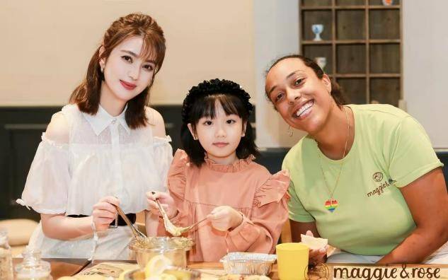 洪欣 洪欣带7岁女儿捞金,她穿蕾丝裙留齐刘海,打扮得比女儿还娇嫩
